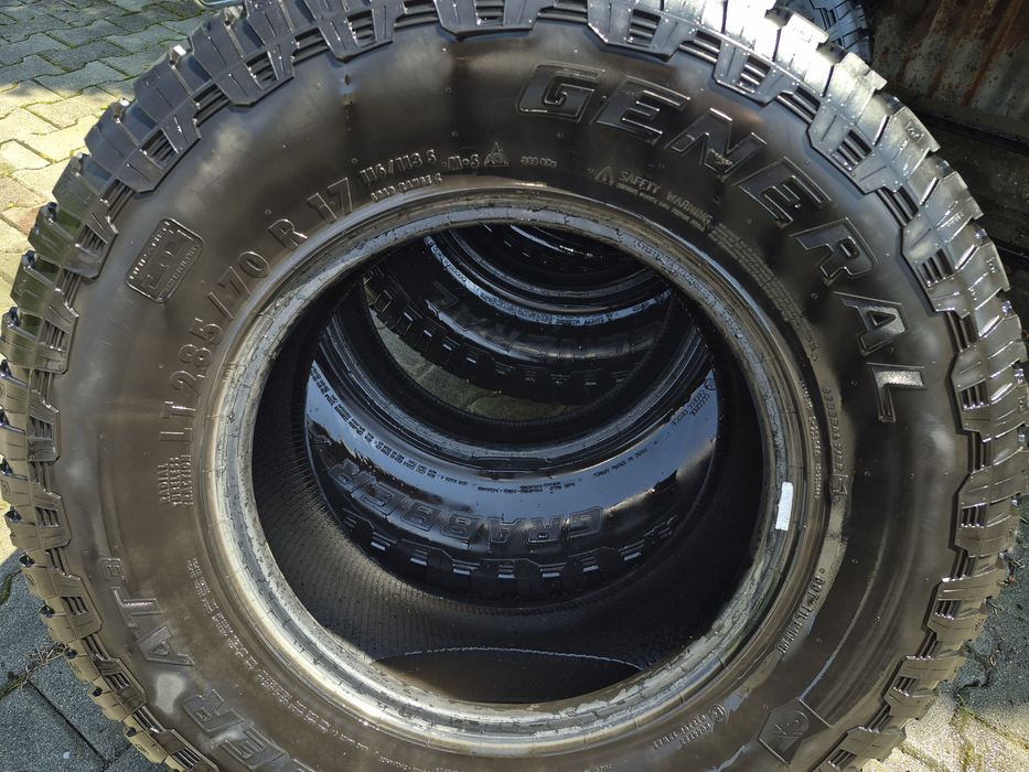 Vând anvelope LT285/70 R17
