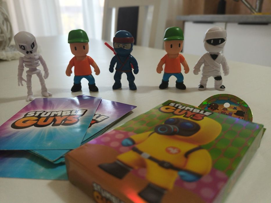 Tricouri, figurine si cartonase Stumble Guys și Skibidi toilet