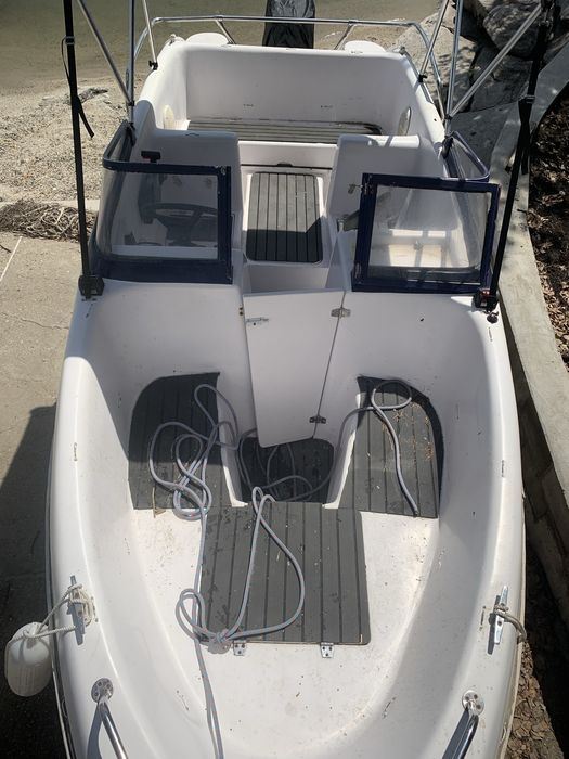 Катер немтун с мотором,сел и поплыл