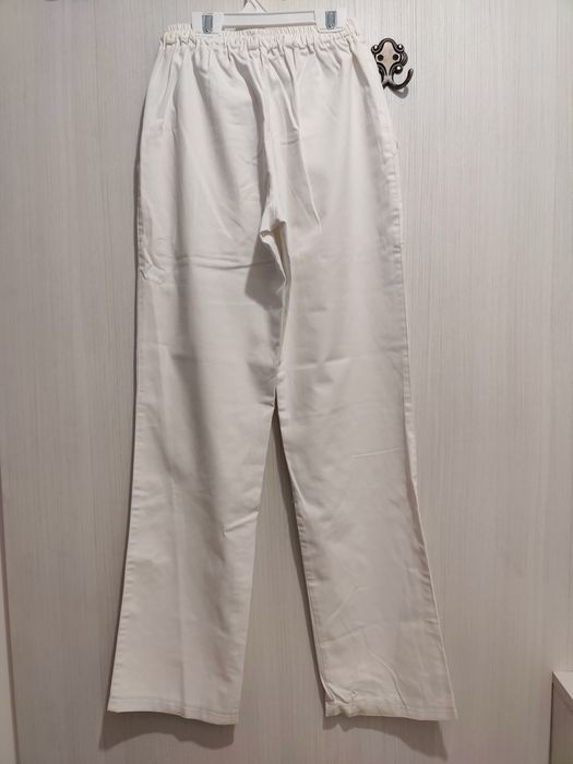 Pantaloni albi pentru asistenți