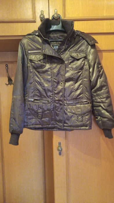 Яке размер М. Стои елегантно.