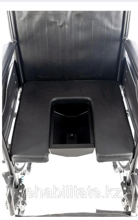 Кресло -коляска с санитарным оснащением.