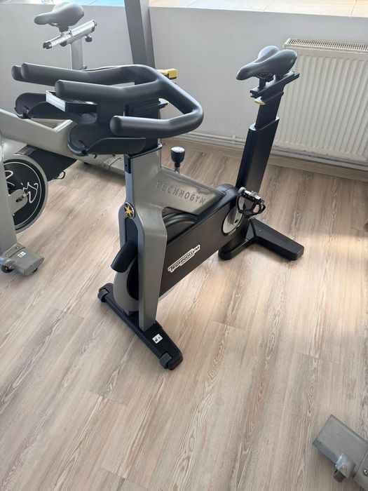 Biciclete spinning Life Fitness si Technogym