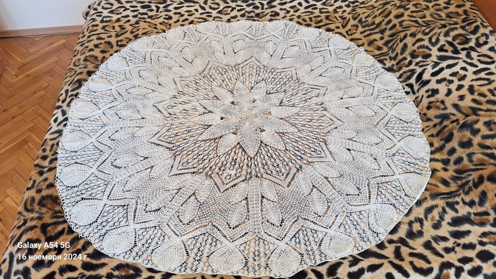 Ръчно плетена  кръгла покривка за маса.