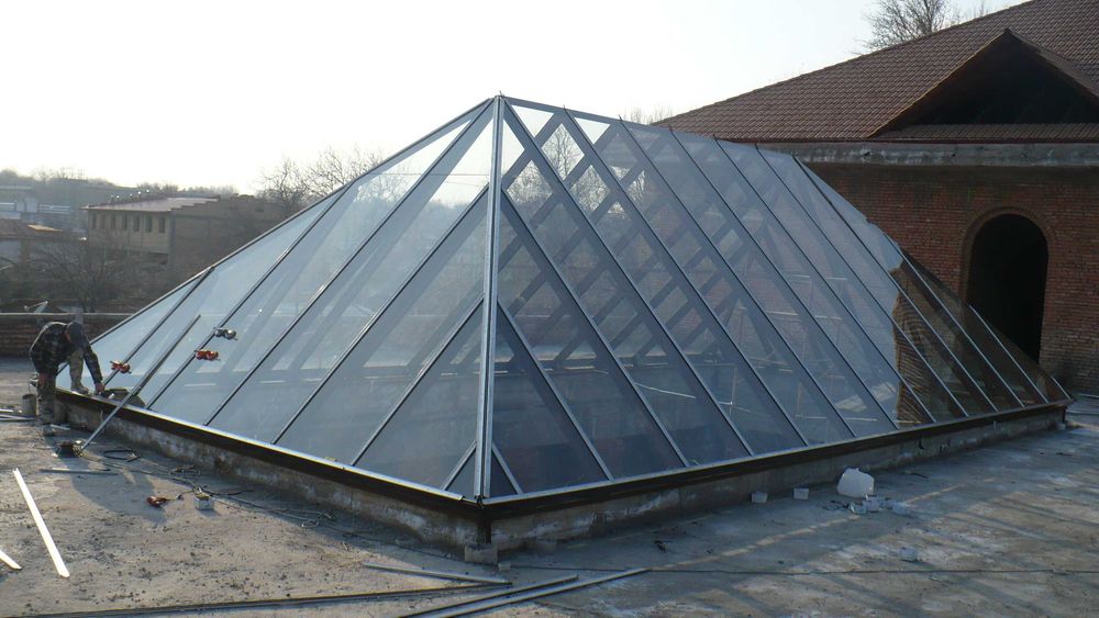 Стеклянные крыши. Пирамиды. Световой фонарь. Мансардные окна. Люк.