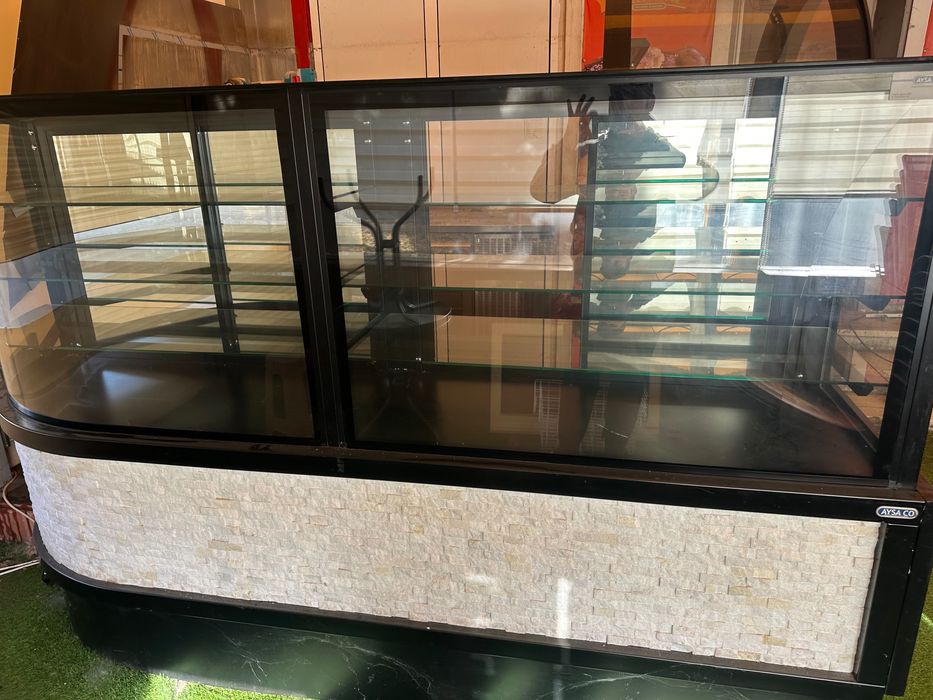 Продавам витрина за торти