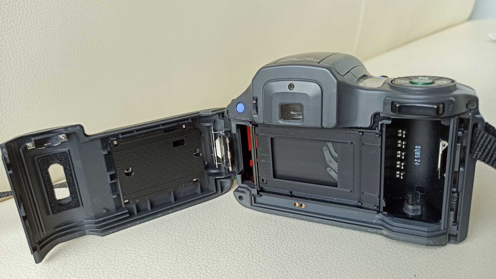 Продавам  ЛЕНТОВ фотоапарат ,,Olimpus'' IS 100