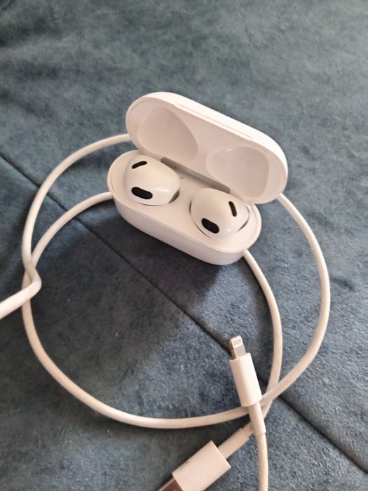 Продам наушники, оригинал Apple AirPods 3 в идеальном состоянии