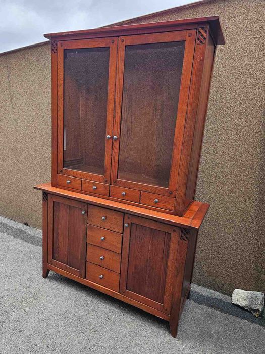 Трапезен шкаф с кристални стъкла в стил Рустик