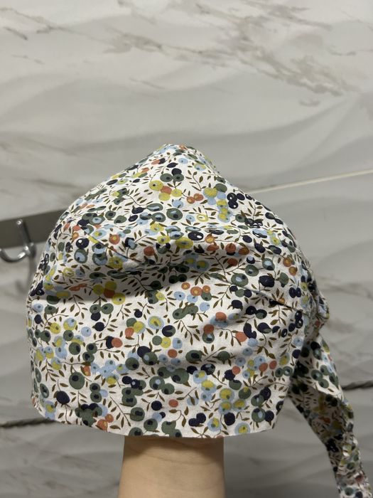 Медицинская шапочка в цветочек