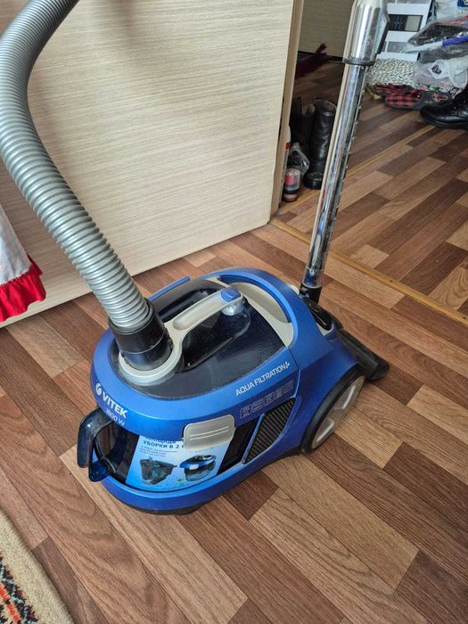 Пылесос с аквафильтром VITEK VT-1886 B