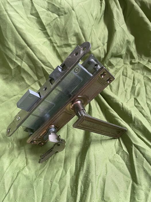 Yale de diferite tipuri