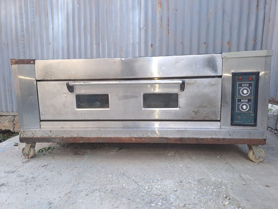 Производственный печь под газ для выпечки изделий.