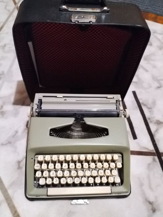 Пишеща машина в кожено куфарче
