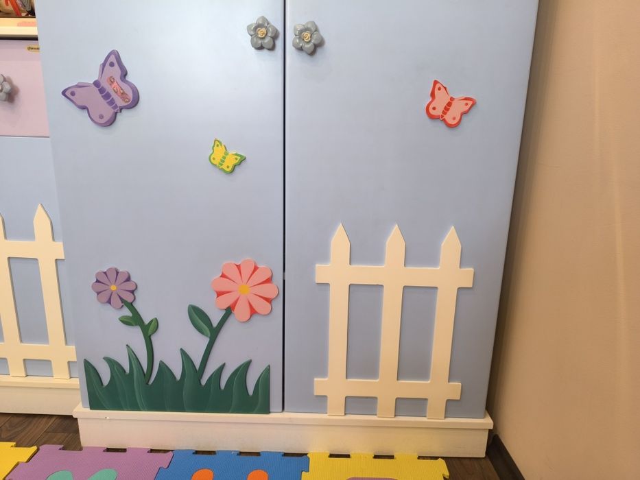 Страхотен комплект детски гардероб и скрин