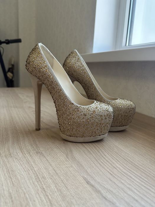 Туфли на высоком каблуке