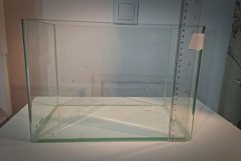 Acvariu de aproximativ 12 litri