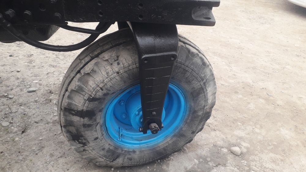 Belarus traktor sotiladi