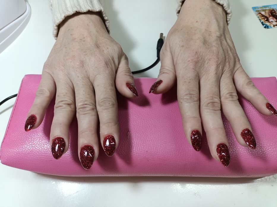 Нужны модели на маникюр