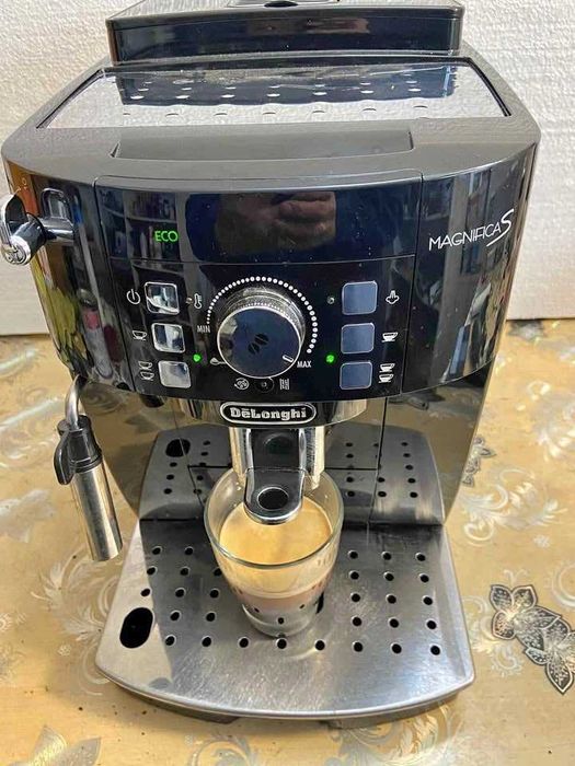Expresor aparat cafea Delonghi magnifica. S