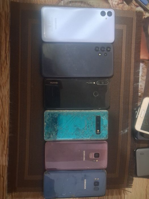 Vand telefoane pentru piese