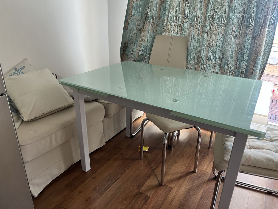 Трапезарна маса стъклена