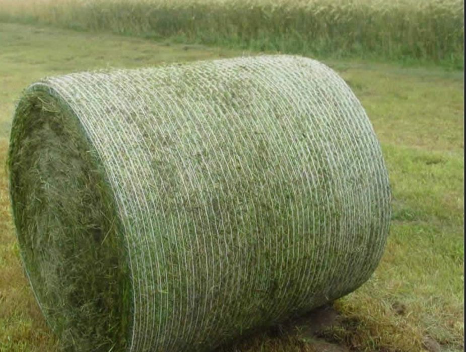 Сетка полиплекс 3000м 1. Сено луговое разнотравие тюки. Рулон люцерна. Сетка на рулон сена для лошадей. Рулон люцерна.
