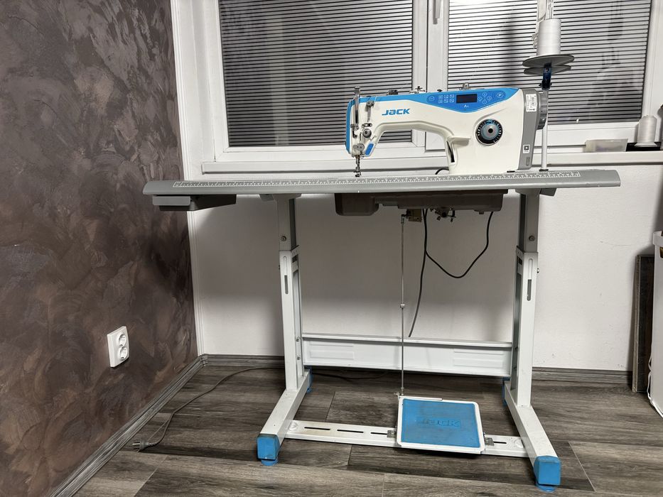 Mașină de cusut liniara industrială automată Jack A4.