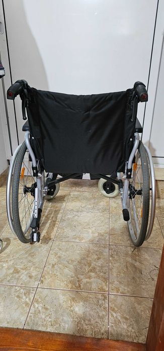Carucior cu roti pentru persoane cu dizabilitati .
