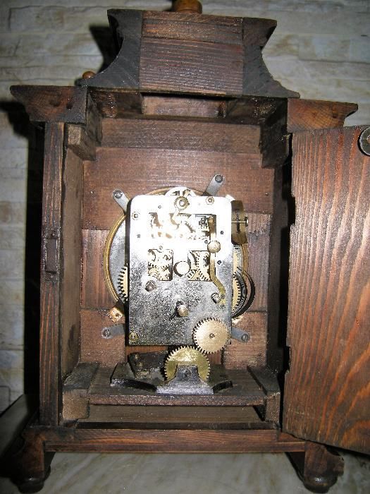 старинен настолен часовник с латерна