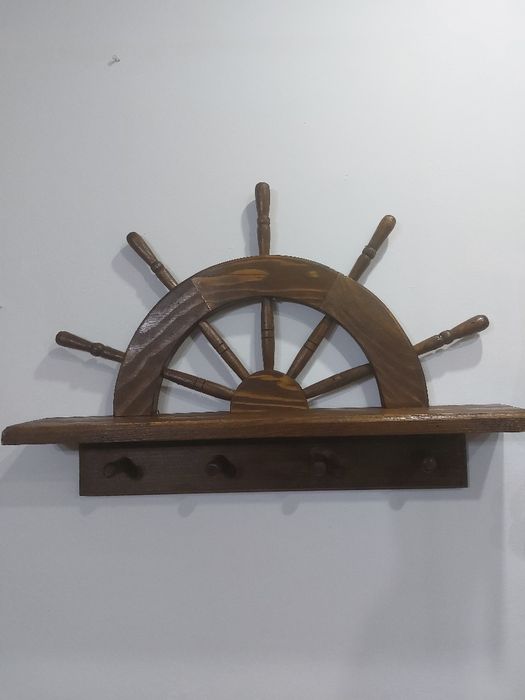 Cuier din lemn rustic