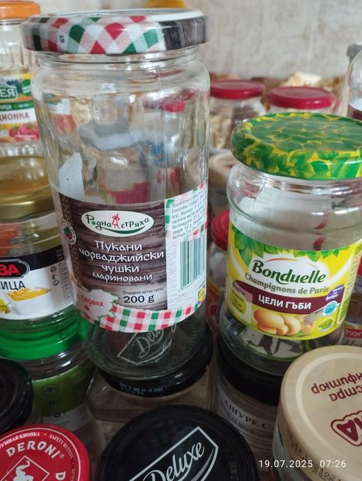 Стъклени буркани и бутилки