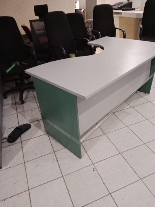 Офисные столы и кресла