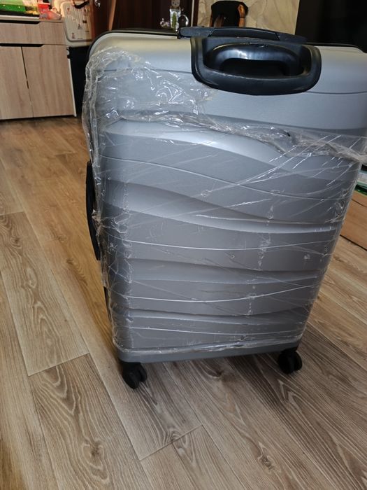 Продам чемодан новый