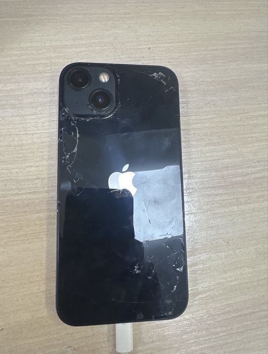 iPhone 13 в темно синем цвете