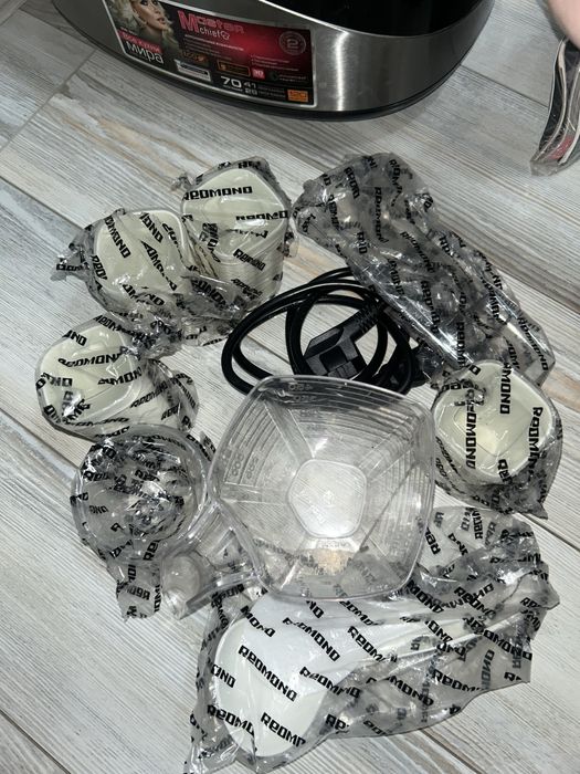 МУЛЬТИВАРКА REDMOND RMC-M231 (чёрно-серебристая).