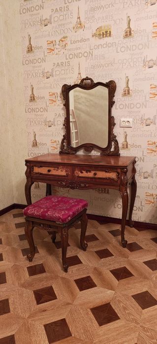 Румынский спальный гарнитур  Д-10 в отличном состоянии, как новый.