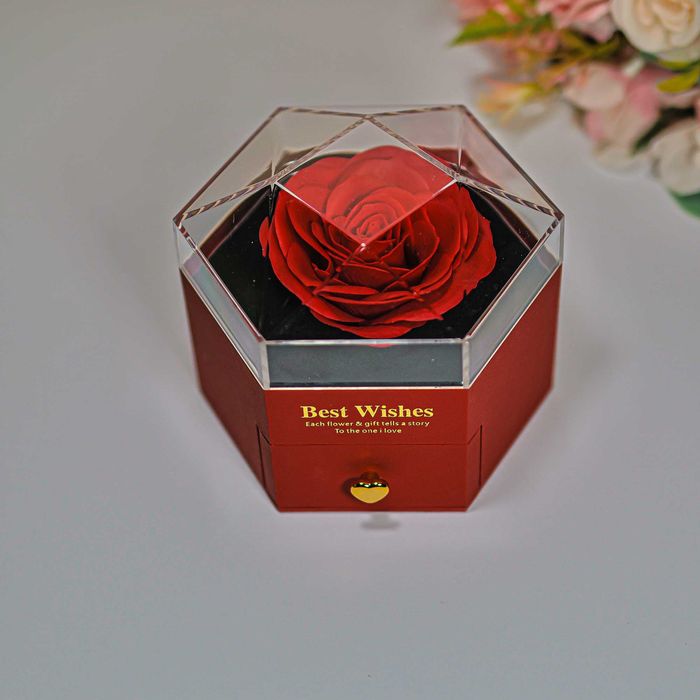 Кутия със комплект аксесоари и 12 вечни рози / Подарък за 8 ми март