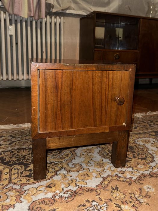 Noptieră / dulăpior din lemn, culoare nuc