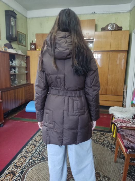 Пуховик женский с капюшоном.