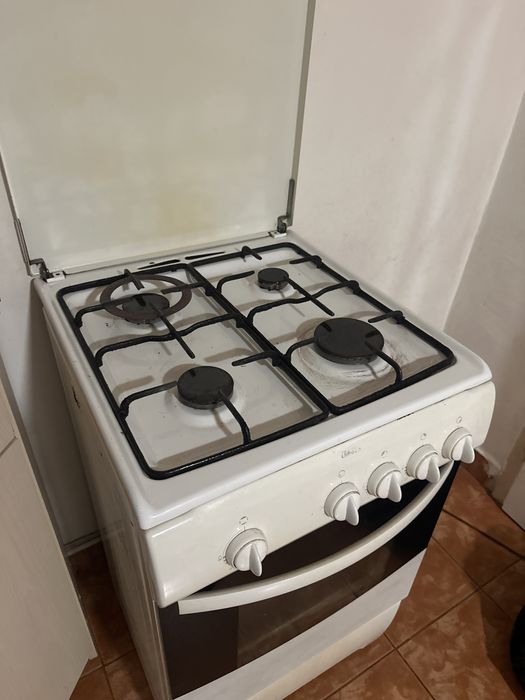 Aragaz cu 4 ochiuri si cuptor