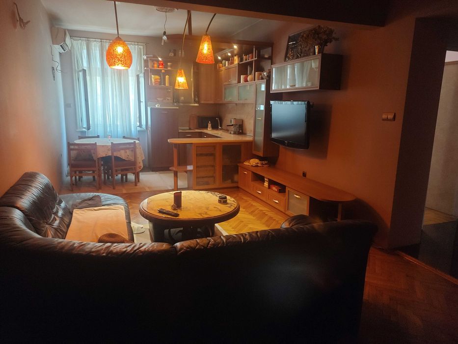 Дава се под наем Тристаен апартамент в Добрич, Кралска зона - 87 кв.м за 612 € - Снимка #1