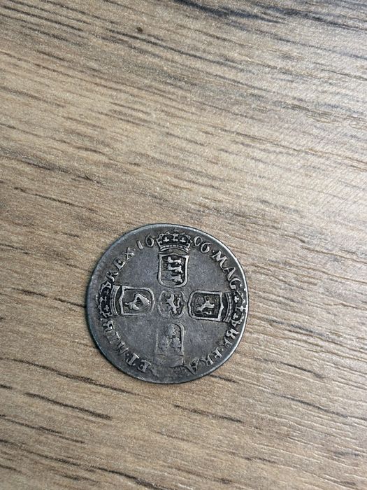 Серебряная британская монета 1696 года