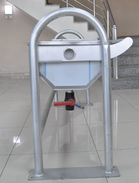 Наклонная поилка для животных
Емкость для питья воды изготовлена из не