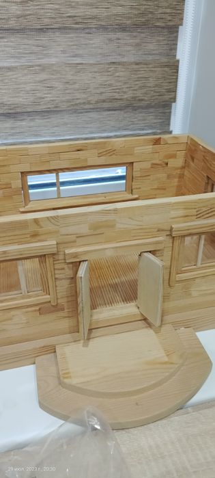 Деревянный игрушечный домик