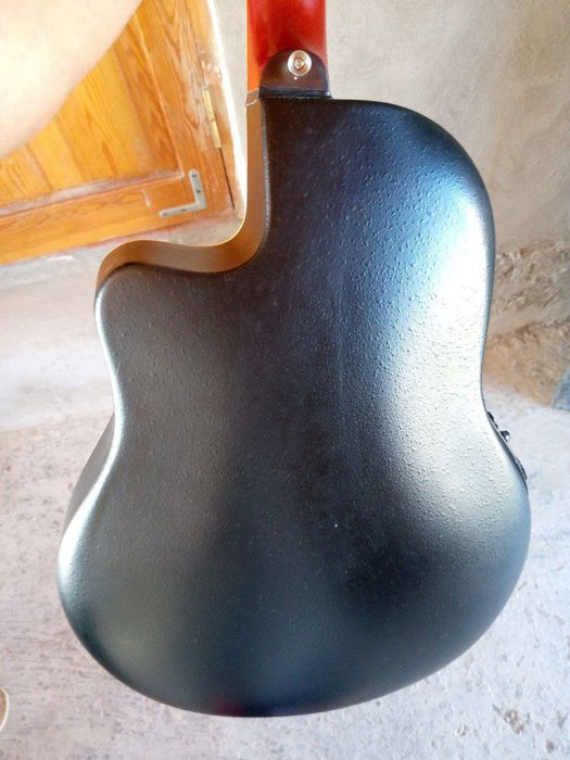 Yangi gitara sotiladi 1 oy cholingan turibdi