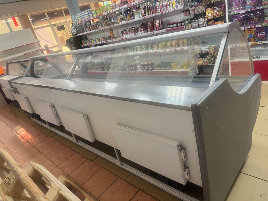 Продаю витриный холодильник