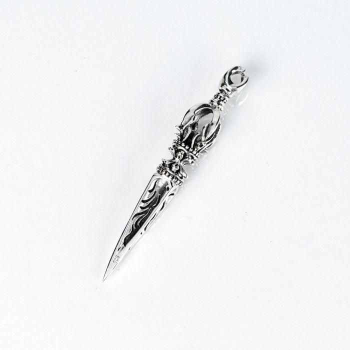 Pandantiv dorje ascuțit Argint 925 
aproximativ 13.6gr ,lung de 6.9cm
