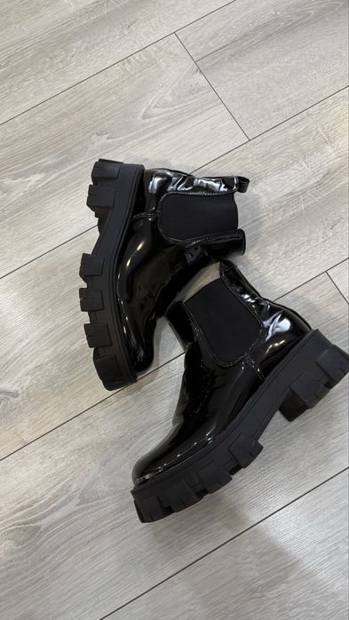 Дамски боти в черен лак