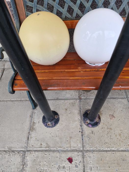 Продават се два броя градински лампи
